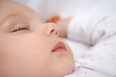 Cum să-i înveți pe copil să doarmă toată noaptea, într-o pătuț, fără boală de mișcare