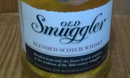 Hogyan lehet megkülönböztetni az eredeti whisky «régi csempész» (Old smaggler) hamisítás elleni