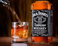 Hogyan lehet megkülönböztetni az eredeti whisky «régi csempész» (Old smaggler) hamisítás elleni
