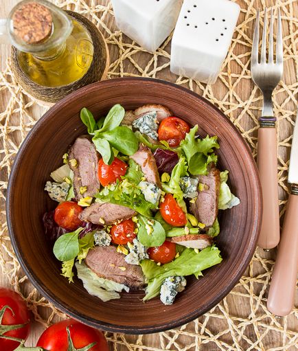 Cum să pregătiți o salată de rață cu roșii de cireș de salată - o rețetă verificată pas cu pas cu o fotografie