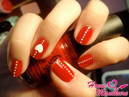 Fotografie roșie de manichiură a unghiilor cu un lac roșu