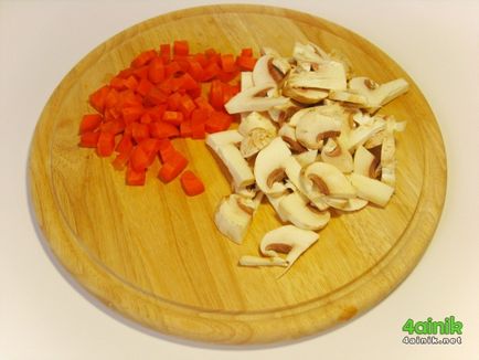 File de pui cu ciuperci și legume