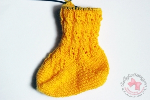 Шкарпетки ажурні з п'ятою бумеранг для новонародженого спицями