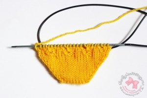 Sosete tricotate cu călcâiul unui bumerang pentru un nou-născut cu ace de tricotat