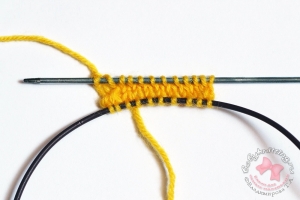 Sosete tricotate cu călcâiul unui bumerang pentru un nou-născut cu ace de tricotat