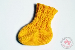 Шкарпетки ажурні з п'ятою бумеранг для новонародженого спицями
