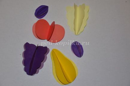 Aplicarea volumetrică a fructelor din hârtie colorată pentru grupul senior al grădiniței