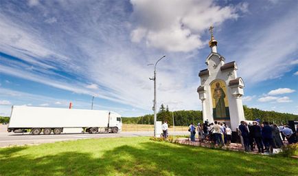 Un kiot imens cu icoane instalate pe autostrada federală