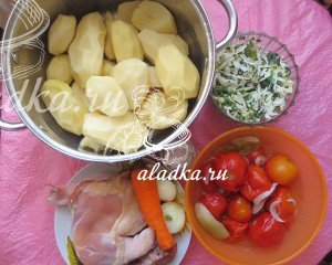 Овочеве рагу з маринованими помідорами, зеленим горошком і салатом зі свіжої капусти