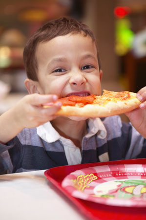 Переїдання або поганий апетит скільки є - вирішує дитина