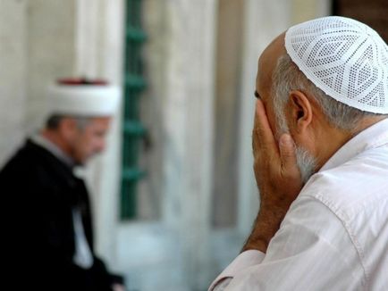 De ce musulmanii își freacă fețele după rugăciune?