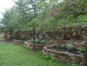 Zidul de susținere pe versantul sitului, construcția pereților de reținere în designul peisajului pentru