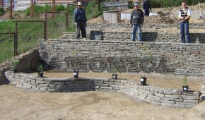 Zidul de susținere pe versantul sitului, construcția pereților de reținere în designul peisajului pentru