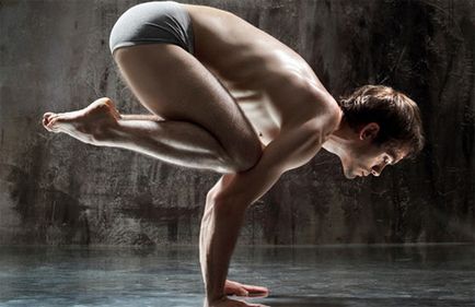 Crow Pose kakasana, ő póz holló, gyakran az ember által érzékelt