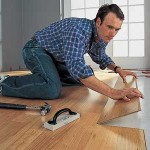 Luați în considerare procesul de așezare a unui laminat pe o podea din lemn