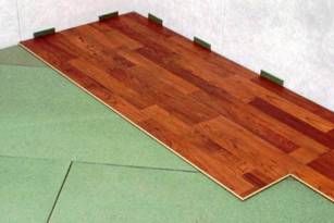 Розглянемо процес укладання ламінату на дерев'яну підлогу