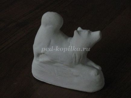 Festett gipsz kutya figura (ábra) Festett gipsz alakja egy kutya