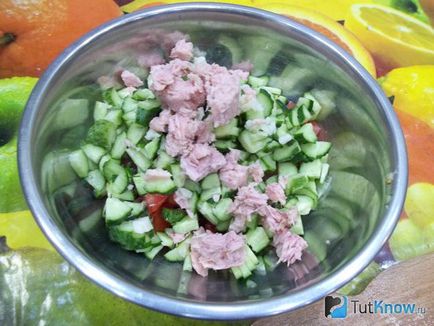 Saláta paradicsom, uborka és hal recept lépésről lépésre
