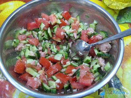 Салат з помідорів, огірків і риби покроковий рецепт
