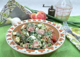Tomate, castraveți și salată de pește rețetă pas-cu-pas