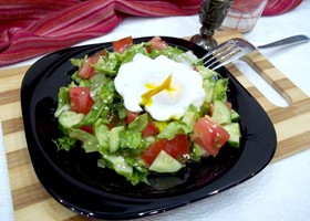 Tomate, castraveți și salată de pește rețetă pas-cu-pas