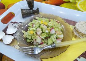 Saláta paradicsom, uborka és hal recept lépésről lépésre