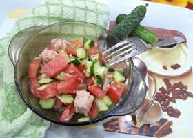 Салат з помідорів, огірків і риби покроковий рецепт