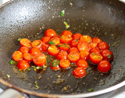 Салат з качки з припущеними помідорами чері - рататуй