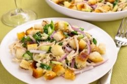 Salata cu crutoane și brânză