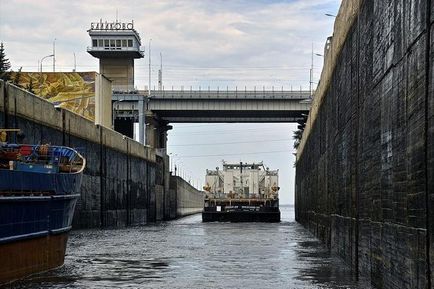 Саратовська ГЕС на Волзі