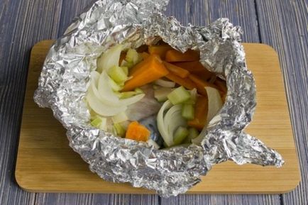 Скумбрія в фользі, приготована на пару з овочами
