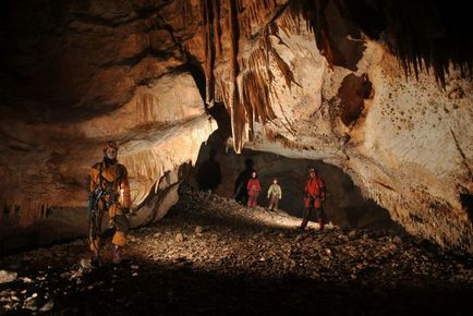 Speleoturismul este o activitate excelentă pentru iubitorii activi de recreere.