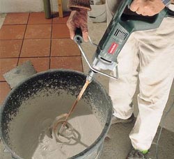 Szóló, a fali csempe (cserép megjegyzés) Csemperagasztás a falon