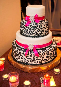 Díszítő egy esküvői torta a kezével