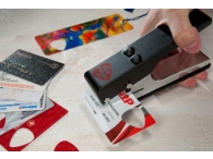 Dispozitiv pentru producerea de mediatori din carduri de plastic