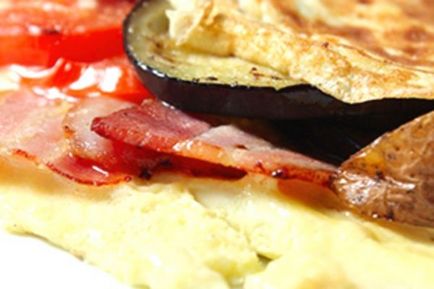 Delicioase și nutritive omlet mic dejun cu smântână sau smântână