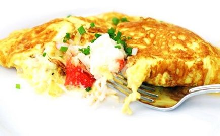 Ízletes és tápláló reggeli omlett tejföl vagy tejszín