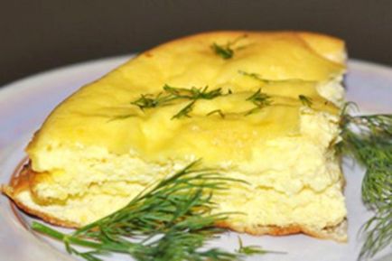 Finom és tápláló reggeli omlett tejföl vagy krém (krém) Ízletes és tápláló reggeli omlett tejföl vagy tejszín