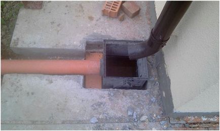 Se scurge din conductele de canalizare prin instalarea, instalarea