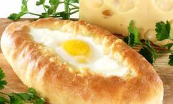 Khachapuri cu brânză este o capodoperă a bucătăriei georgiene