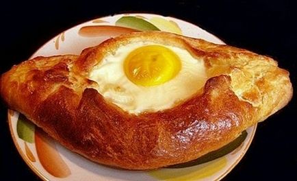 Khachapuri cu brânză este o capodoperă a bucătăriei georgiene