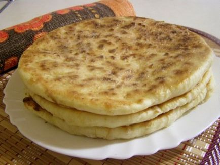 Khachapuri cu brânză este o capodoperă a bucătăriei georgiene