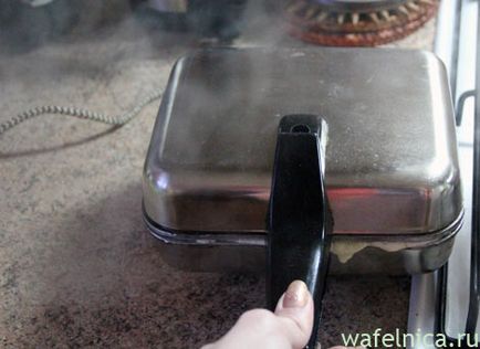 Хрусткі вафельні трубочки в вафельниці - рецепт з фото