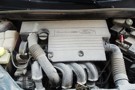 Înlocuirea filtrului de aer al unui Ford Fiesta cu propriile mâini