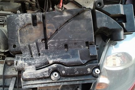 A légszűrő cseréje Ford Fiesta kezük (filter) A légszűrő cseréje Ford Fiesta kezük