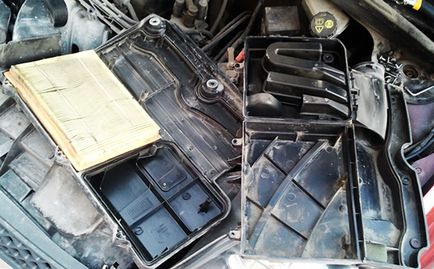 A légszűrő cseréje Ford Fiesta kezük (csereszűrő fiesta) A légszűrő cseréje Ford Fiesta kezük