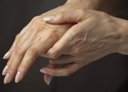 Біль в пальцях правої руки при згинанні