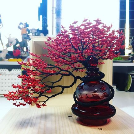 Bonsai, a cărui frunze sunt mii de figuri origami făcute de mână