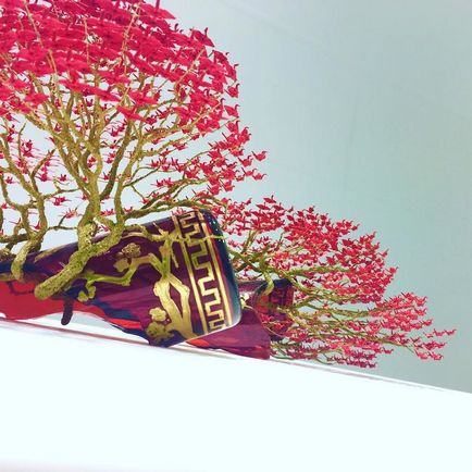 Bonsai, a cărui frunze sunt mii de figuri origami făcute de mână