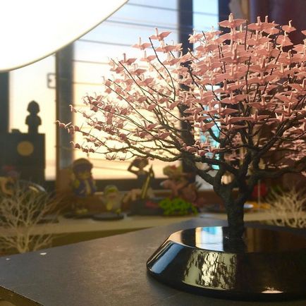 Bonsai, a cărui frunze sunt mii de figuri origami făcute de mână